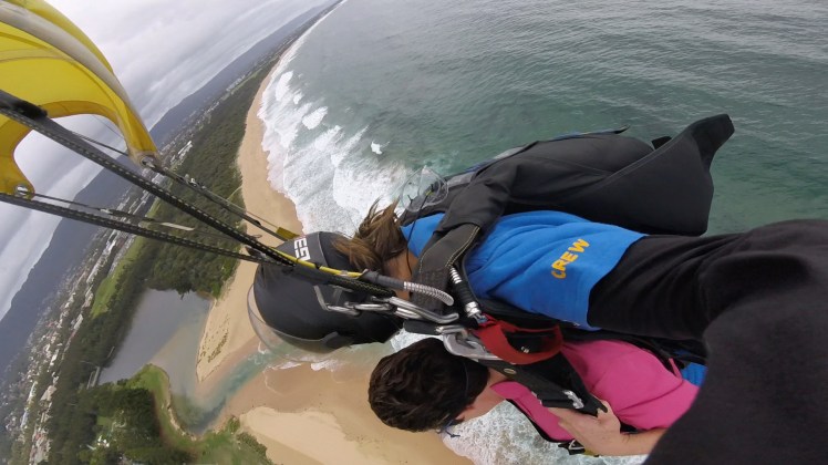 photo skydiving beach below
